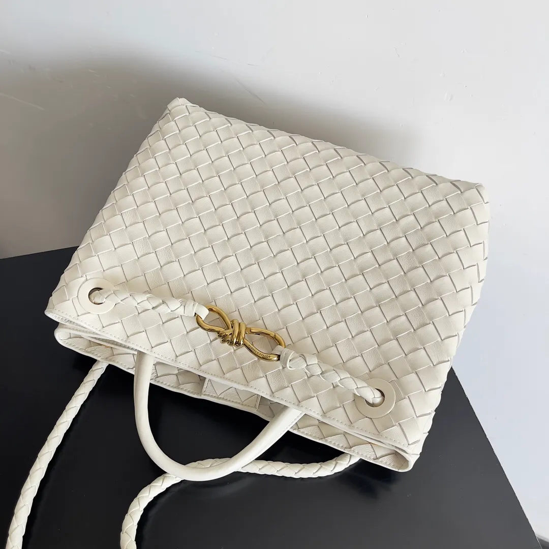 The 2023 new Andiamo batch of 2260 BV has been shipped‼ ️Really popular🔥The new Andiamo woven handbag launched by Bottega Veneta this season is really popular all over the world! ! Celebrities at home and abroad have worn it, and Oscar-winning actress Michelle Yeoh has taken it out on the street. Song Jia, Trai Yara, Yu Feihong, Sanji Ayaka, Rosie Hunting-Whiteley, Yoshioka Riho, etc. have all picked up this bag. It is classic and versatile, showing off its temperament, and the bag capacity is also large, which is very convenient for daily commuting! ! A variety of carrying methods, the shoulder straps can be adjusted by yourself, the original lambskin feels soft and delicate, and the unisex style breaks the gender boundaries and brings a more practical and long-lasting use experience. Andiamo, which has both elegant and casual styles, perfectly interprets the true appearance of "fashionable old money style". Style number: 743572 Size: 32*24*12